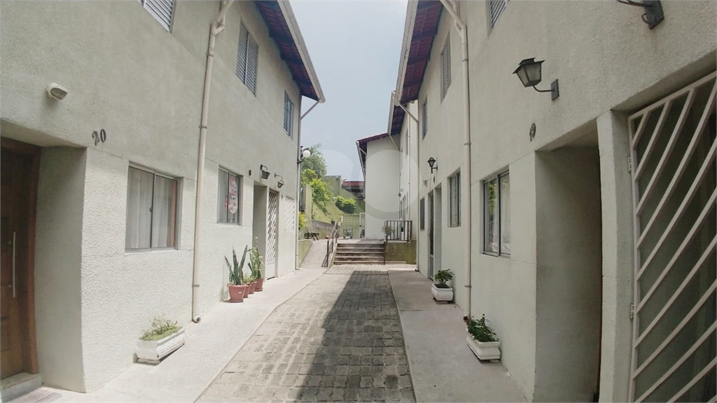 Linda Casa em Condomínio com 3 Dormitórios!!