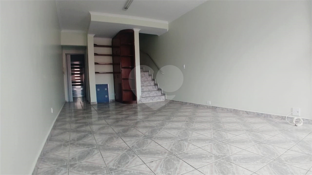Linda Casa em Condomínio com 3 Dormitórios!!