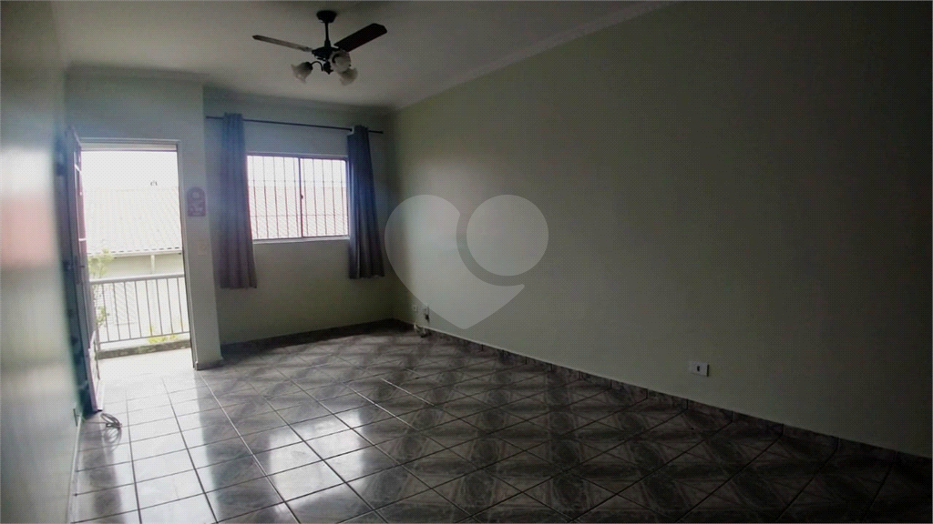 Linda Casa em Condomínio com 3 Dormitórios!!