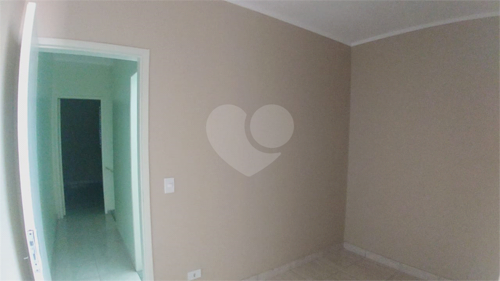 Linda Casa em Condomínio com 3 Dormitórios!!