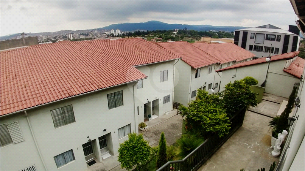 Linda Casa em Condomínio com 3 Dormitórios!!