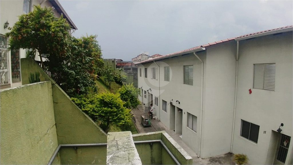 Linda Casa em Condomínio com 3 Dormitórios!!