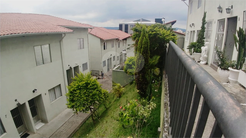Linda Casa em Condomínio com 3 Dormitórios!!