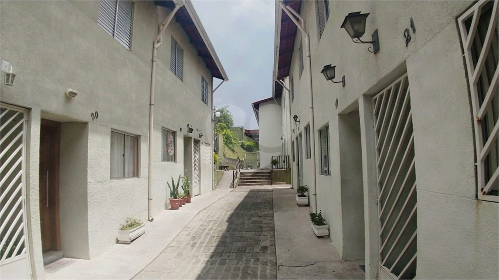 Linda Casa em Condomínio com 3 Dormitórios!!