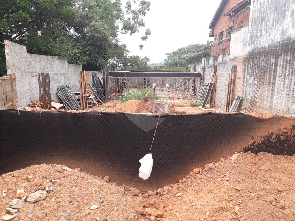 CONDOMÍNIO FECHADO, SENDO 14 CASAS, COM 1 DORMITÓRIO,COZINHA, BANHEIRO, LAVANDERIA,1 VAGA, 