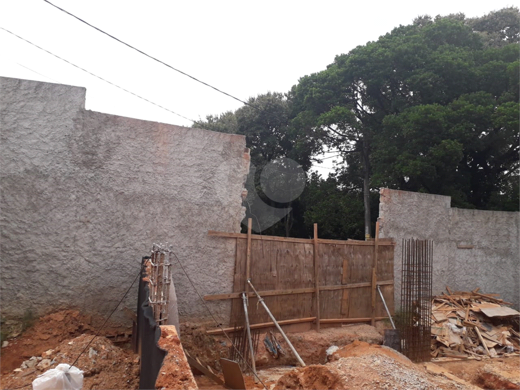 CONDOMÍNIO FECHADO, SENDO 14 CASAS, COM 1 DORMITÓRIO,COZINHA, BANHEIRO, LAVANDERIA,1 VAGA, 