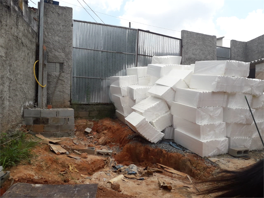 CONDOMÍNIO FECHADO, SENDO 14 CASAS, COM 1 DORMITÓRIO,COZINHA, BANHEIRO, LAVANDERIA,1 VAGA, 