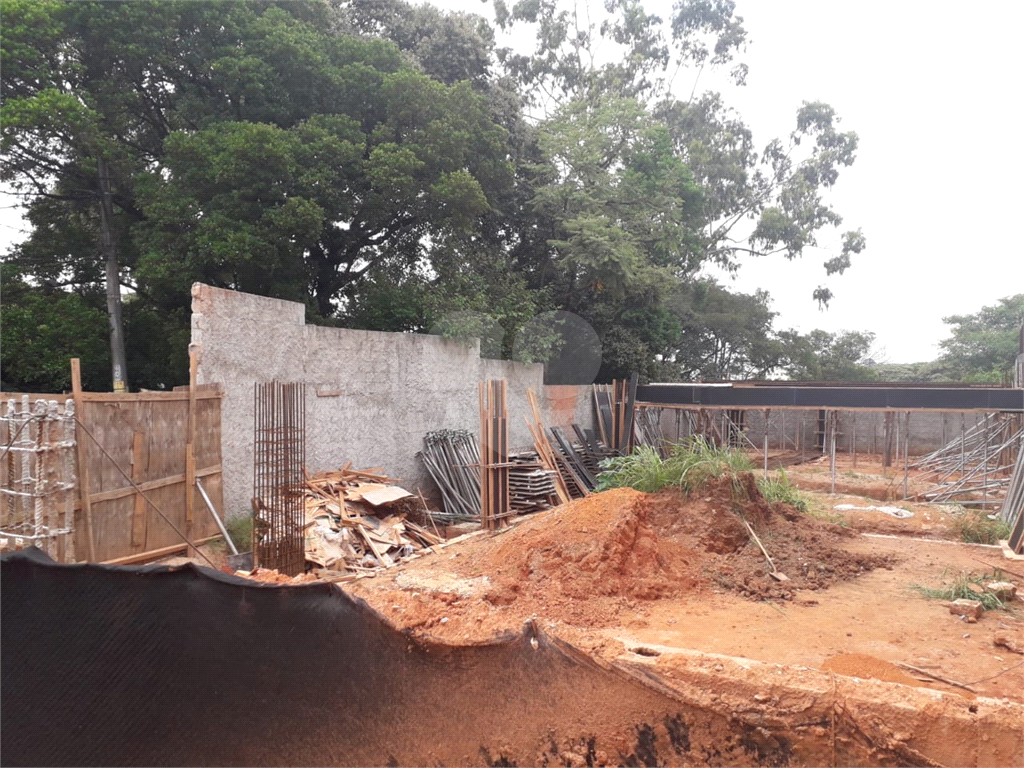 CONDOMÍNIO FECHADO, SENDO 14 CASAS, COM 1 DORMITÓRIO,COZINHA, BANHEIRO, LAVANDERIA,1 VAGA, 