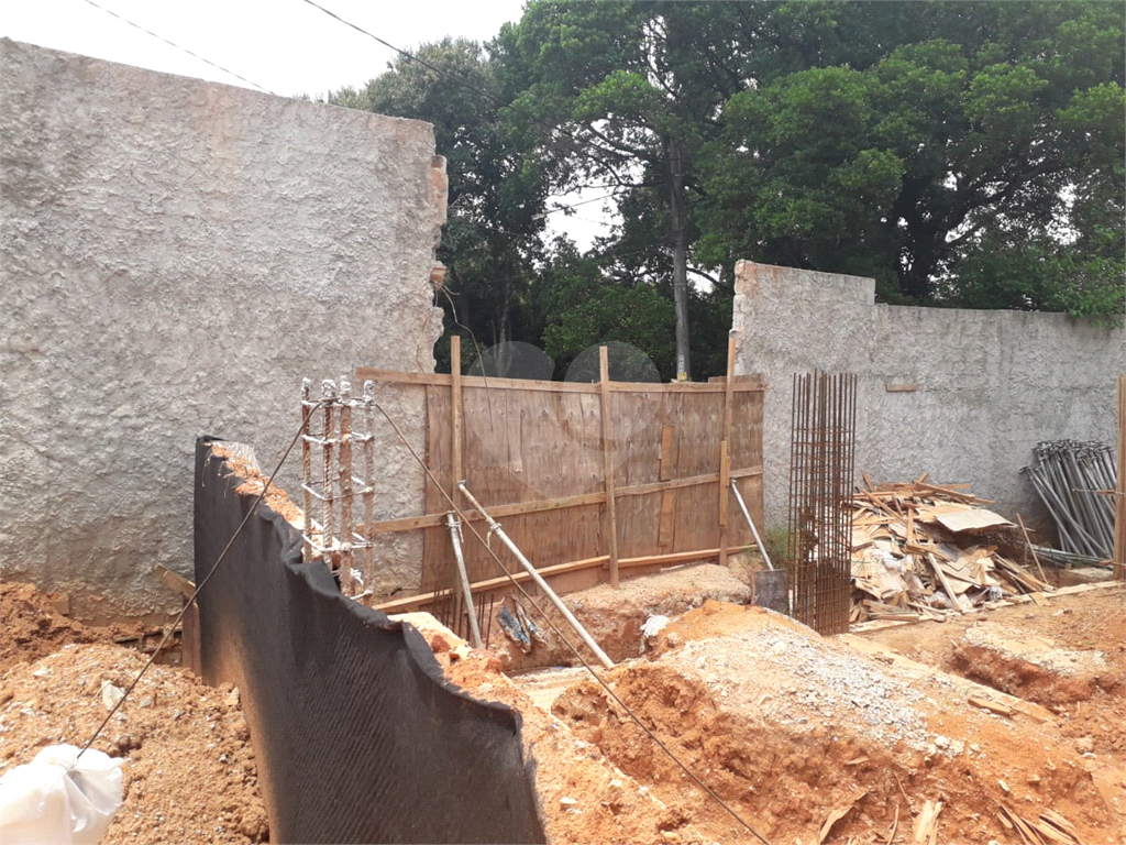 CONDOMÍNIO FECHADO, SENDO 14 CASAS, COM 1 DORMITÓRIO,COZINHA, BANHEIRO, LAVANDERIA,1 VAGA, 