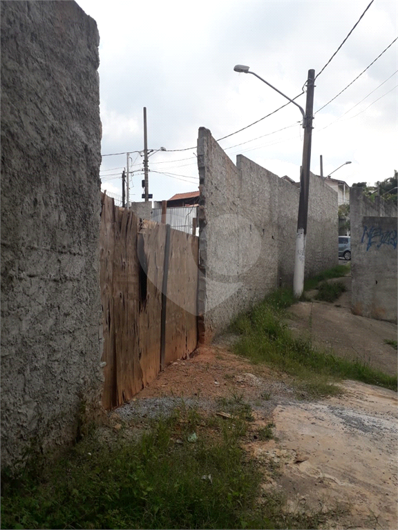 CONDOMÍNIO FECHADO, SENDO 14 CASAS, COM 1 DORMITÓRIO,COZINHA, BANHEIRO, LAVANDERIA,1 VAGA, 