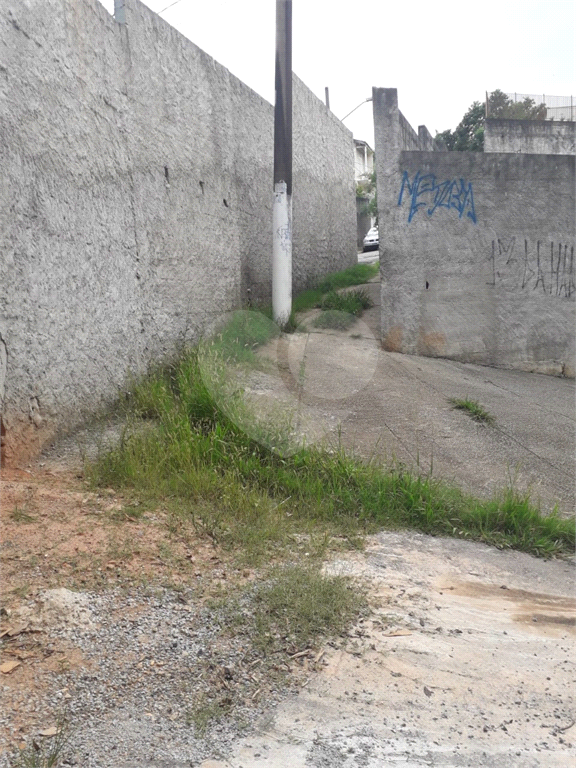 CONDOMÍNIO FECHADO, SENDO 14 CASAS, COM 1 DORMITÓRIO,COZINHA, BANHEIRO, LAVANDERIA,1 VAGA, 