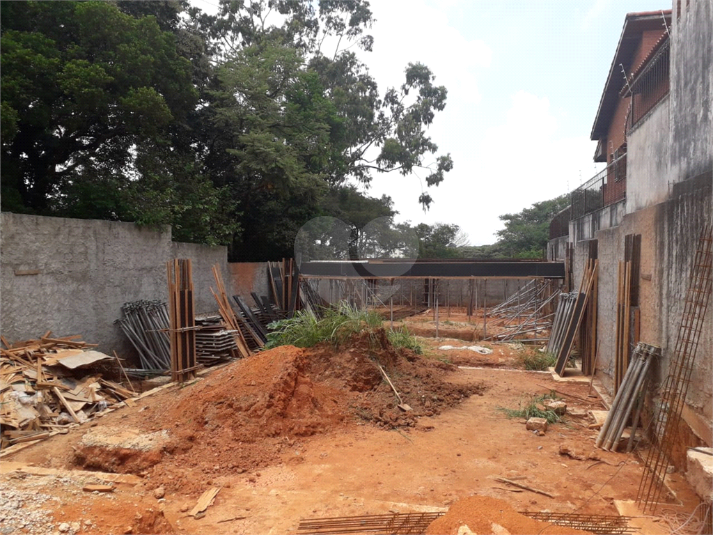 CONDOMÍNIO FECHADO, SENDO 14 CASAS, COM 1 DORMITÓRIO,COZINHA, BANHEIRO, LAVANDERIA,1 VAGA, 