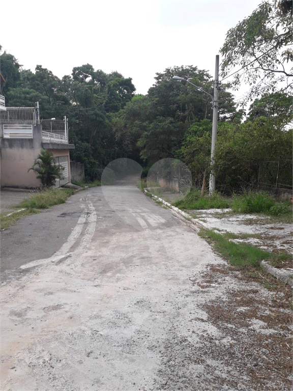 CONDOMÍNIO FECHADO, SENDO 14 CASAS, COM 1 DORMITÓRIO,COZINHA, BANHEIRO, LAVANDERIA,1 VAGA, 