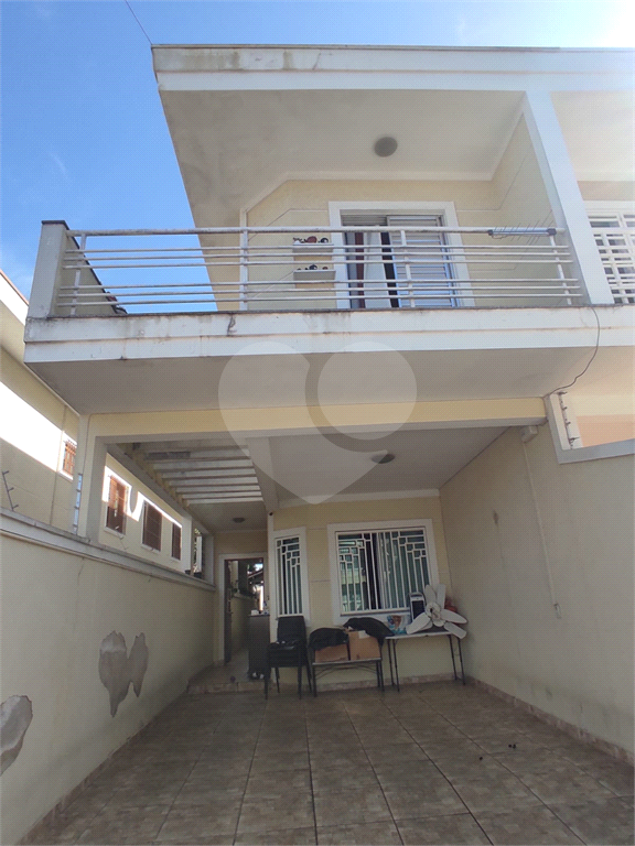 Sensacional sobrado c/ quintal e 3 dorms enormes com varanda! 12 min andando p/o metrô P Inglesa!  