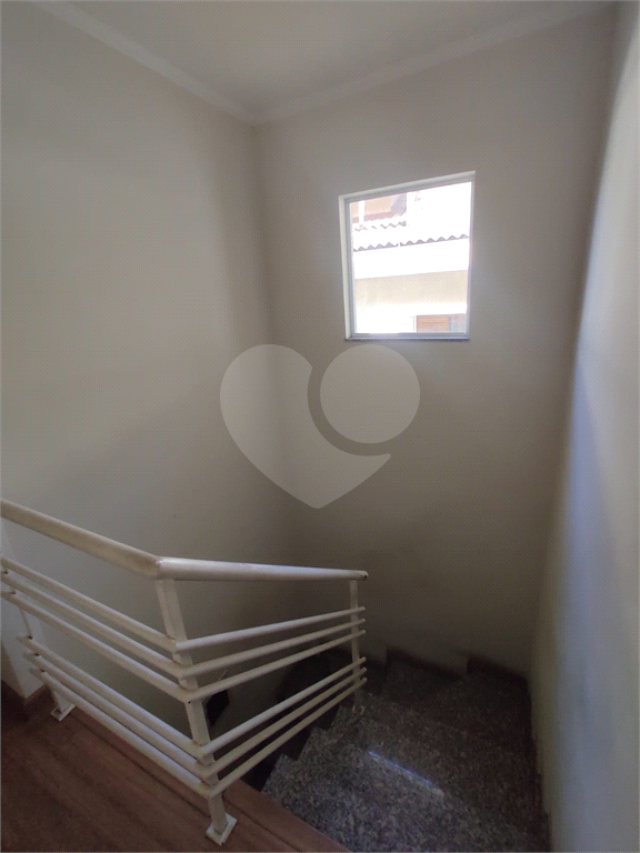 Sensacional sobrado c/ quintal e 3 dorms enormes com varanda! 12 min andando p/o metrô P Inglesa!  