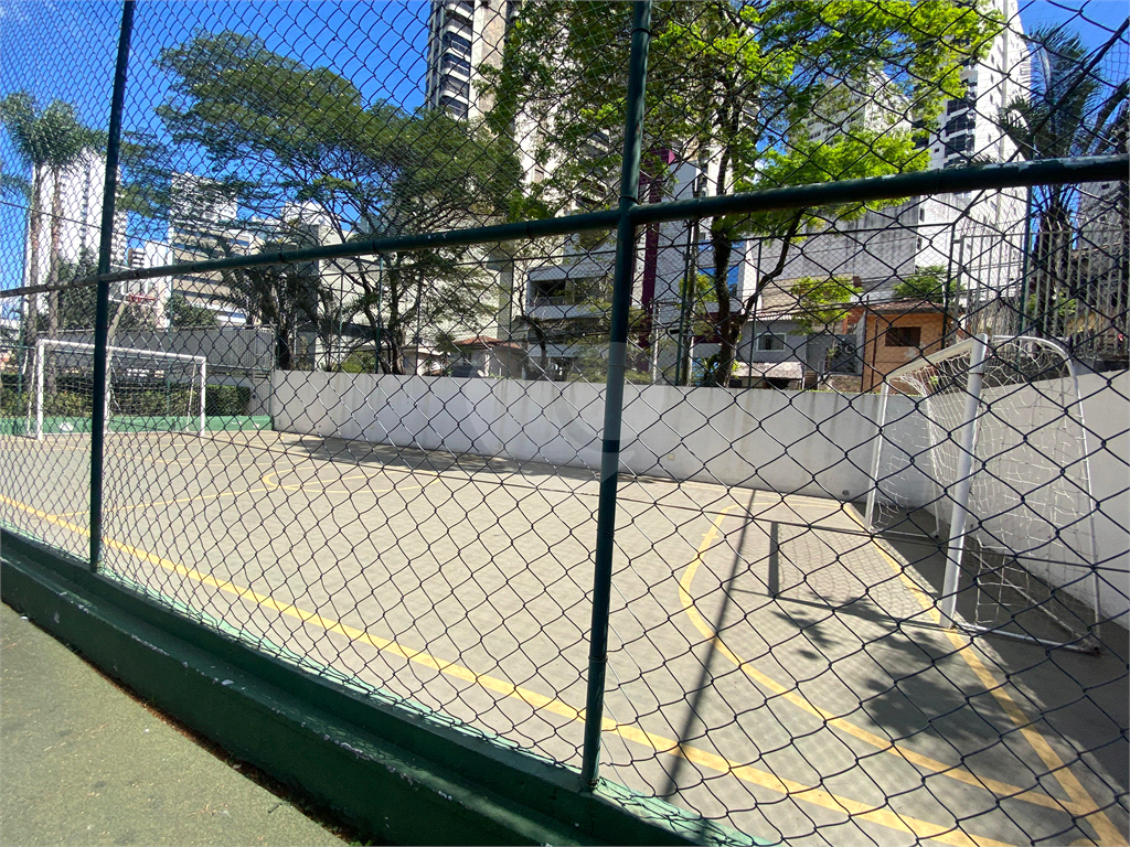 Apartamento com 02 dormitórios (uma suíte), 02 vagas, 600 metros do metrô.