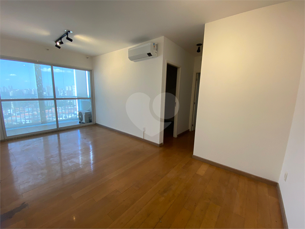 Apartamento com 02 dormitórios (uma suíte), 02 vagas, 600 metros do metrô.