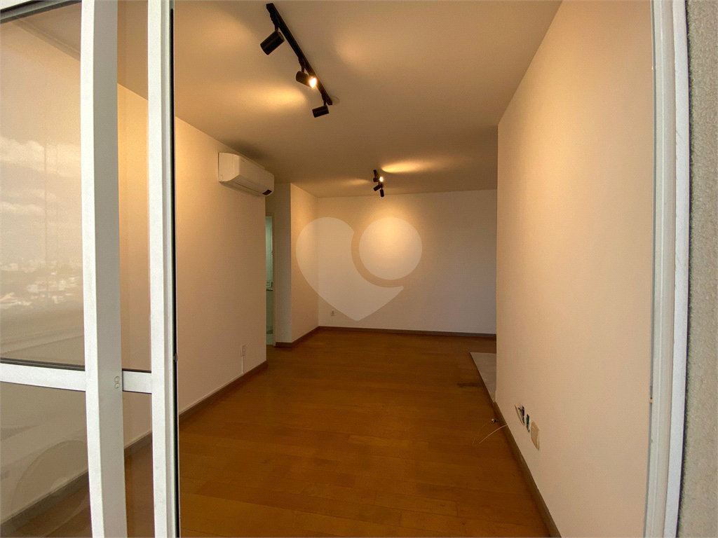 Apartamento com 02 dormitórios (uma suíte), 02 vagas, 600 metros do metrô.