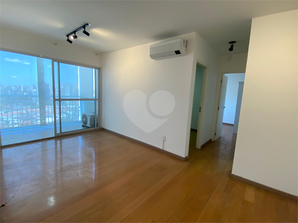 Apartamento com 02 dormitórios (uma suíte), 02 vagas, 600 metros do metrô.