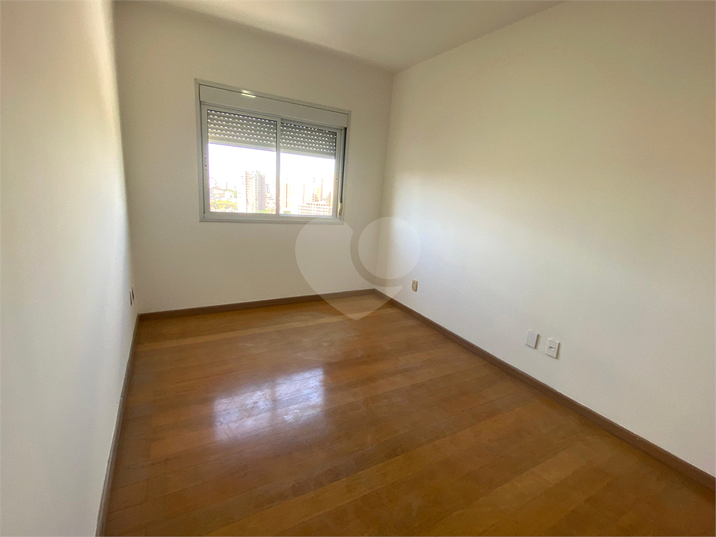 Apartamento com 02 dormitórios (uma suíte), 02 vagas, 600 metros do metrô.