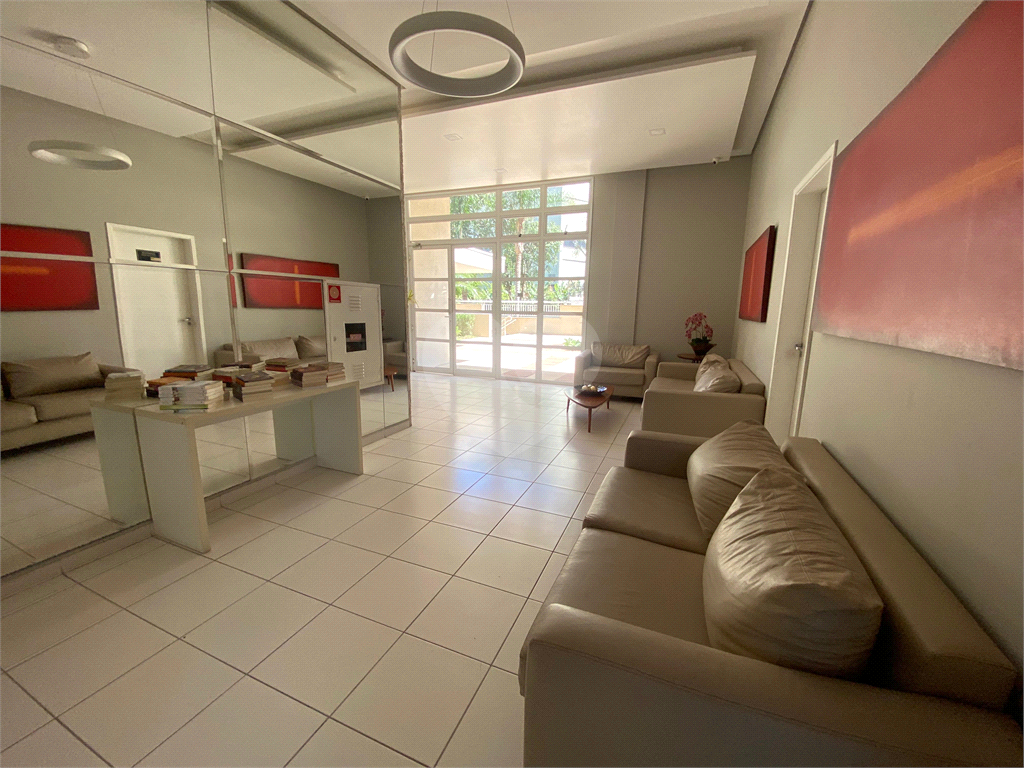 Apartamento com 02 dormitórios (uma suíte), 02 vagas, 600 metros do metrô.