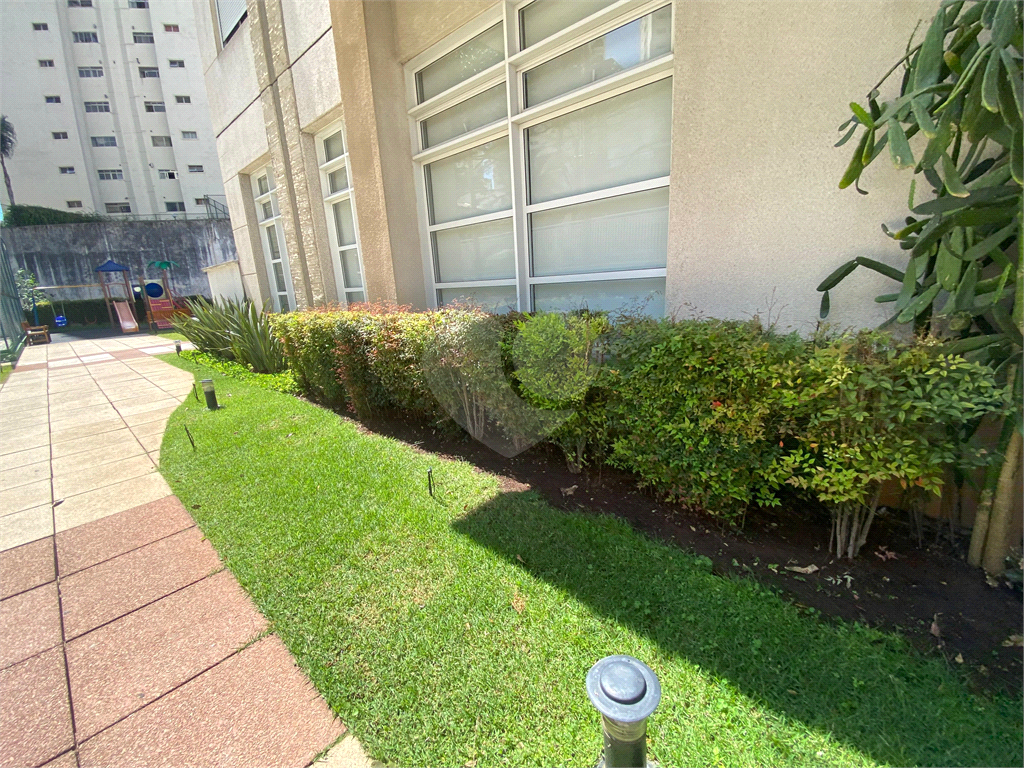 Apartamento com 02 dormitórios (uma suíte), 02 vagas, 600 metros do metrô.