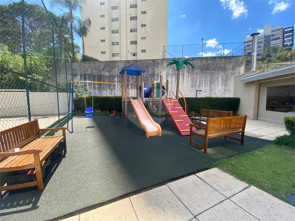 Apartamento com 02 dormitórios (uma suíte), 02 vagas, 600 metros do metrô.