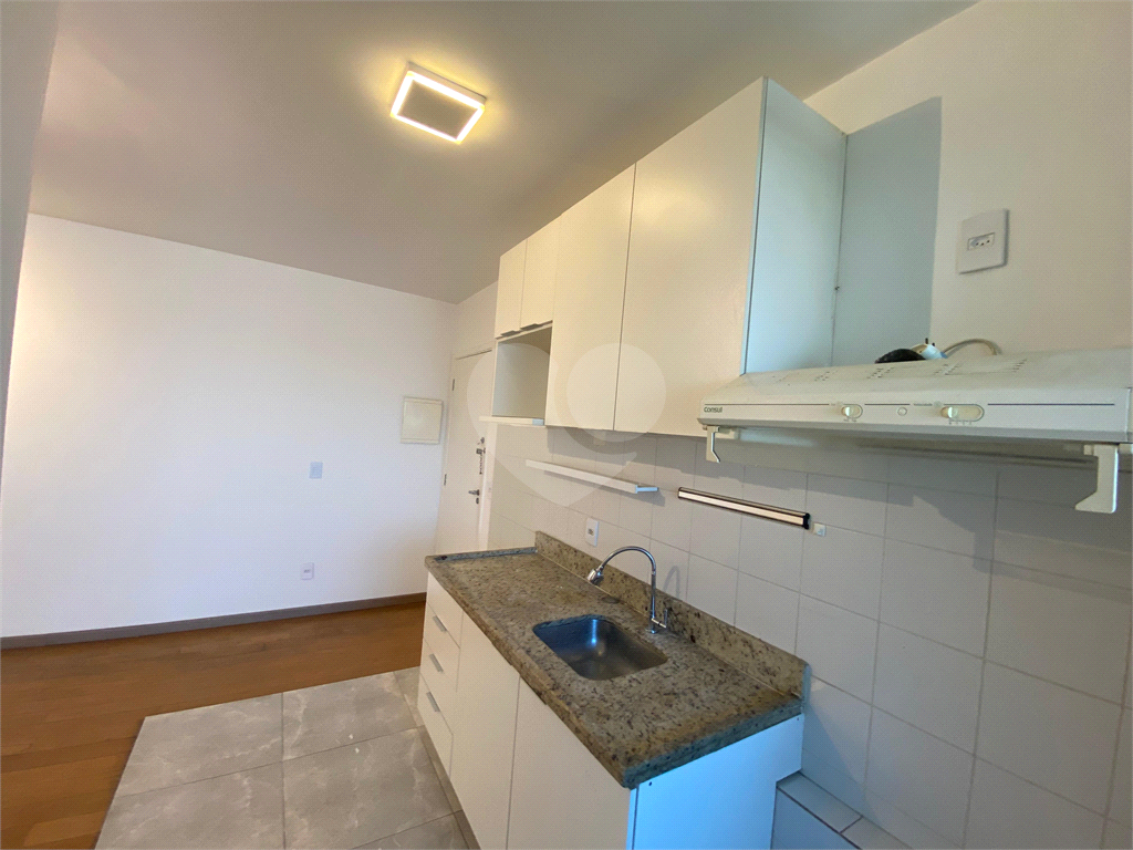 Apartamento com 02 dormitórios (uma suíte), 02 vagas, 600 metros do metrô.