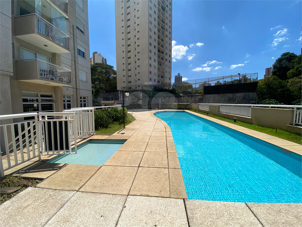 Apartamento com 02 dormitórios (uma suíte), 02 vagas, 600 metros do metrô.