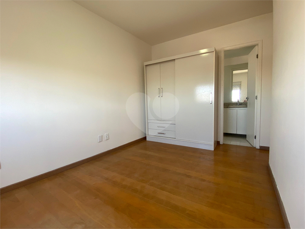 Apartamento com 02 dormitórios (uma suíte), 02 vagas, 600 metros do metrô.