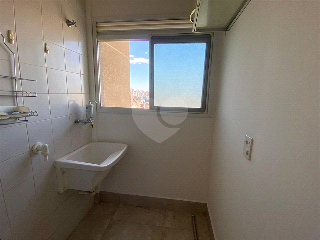 Apartamento com 02 dormitórios (uma suíte), 02 vagas, 600 metros do metrô.
