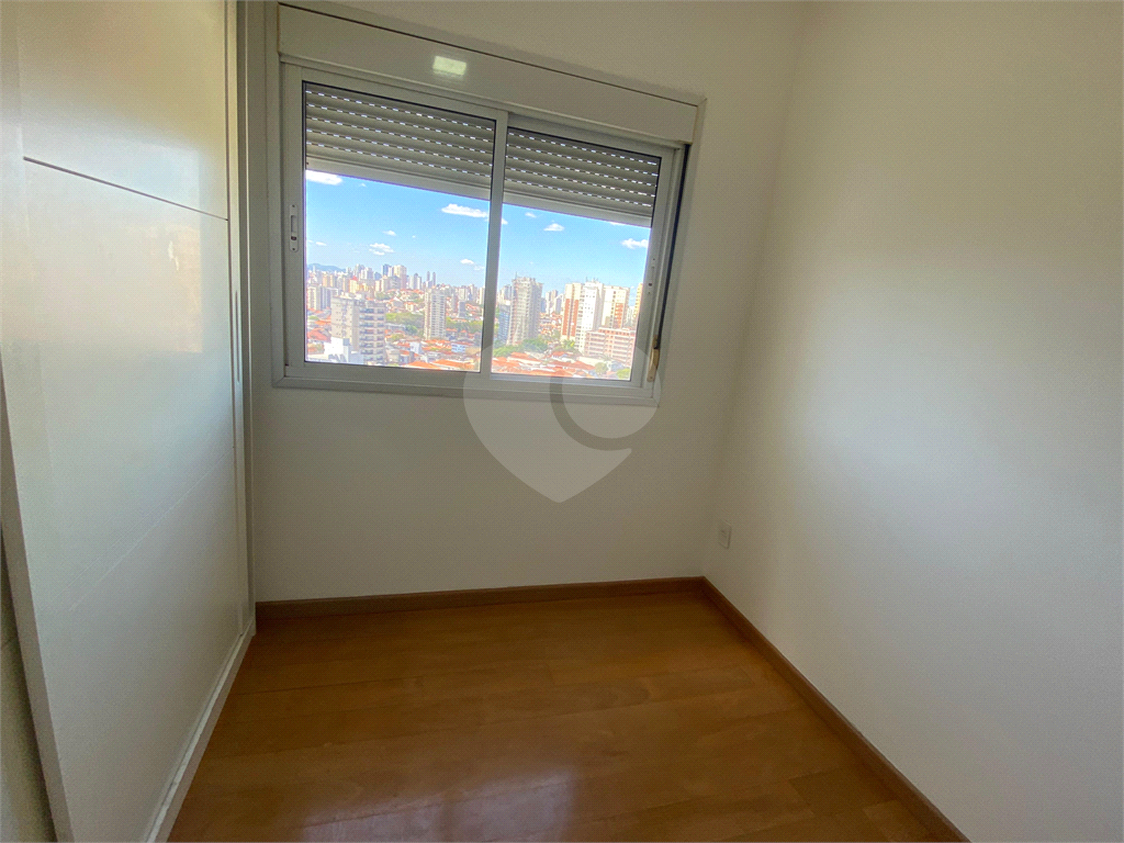 Apartamento com 02 dormitórios (uma suíte), 02 vagas, 600 metros do metrô.