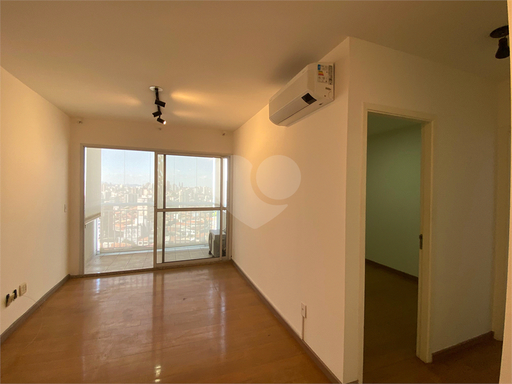 Apartamento com 02 dormitórios (uma suíte), 02 vagas, 600 metros do metrô.