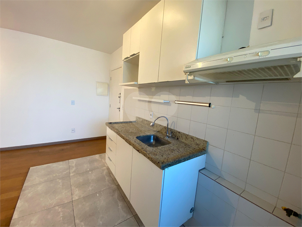 Apartamento com 02 dormitórios (uma suíte), 02 vagas, 600 metros do metrô.
