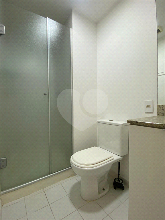 Apartamento com 02 dormitórios (uma suíte), 02 vagas, 600 metros do metrô.