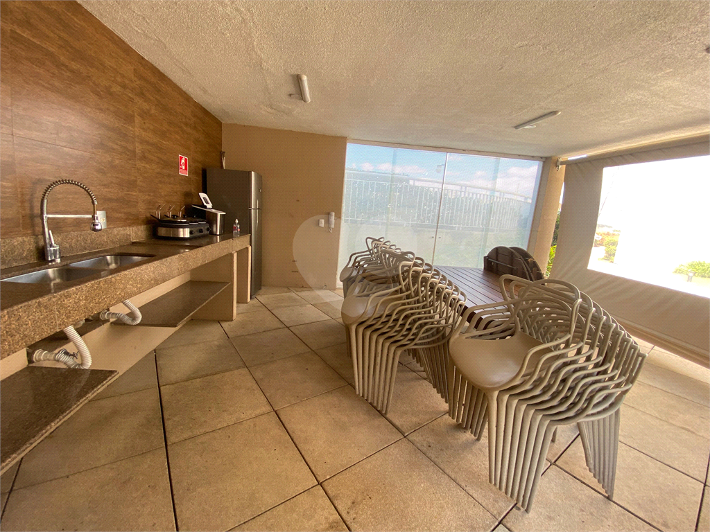 Apartamento com 02 dormitórios (uma suíte), 02 vagas, 600 metros do metrô.