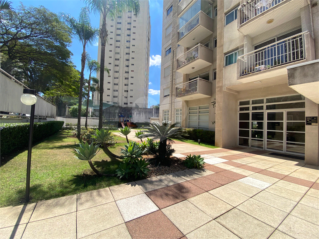 Apartamento com 02 dormitórios (uma suíte), 02 vagas, 600 metros do metrô.