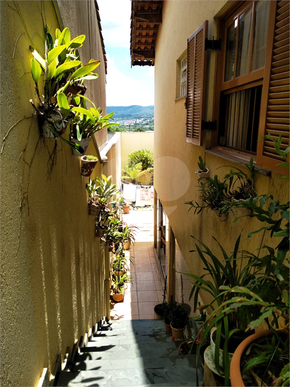 Casa térrea em Atibaia com 2 dormitório, sendo 1 suíte. Com armários embutidos.