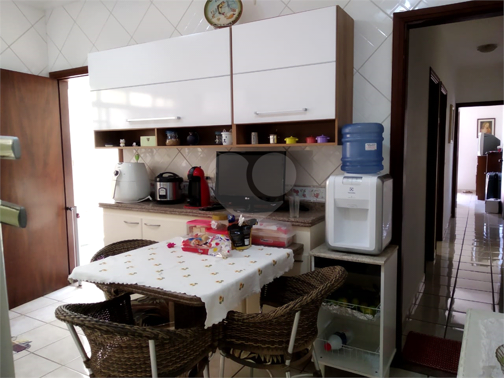 Casa térrea em Atibaia com 2 dormitório, sendo 1 suíte. Com armários embutidos.