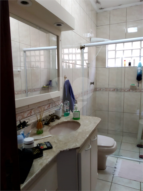 Casa térrea em Atibaia com 2 dormitório, sendo 1 suíte. Com armários embutidos.