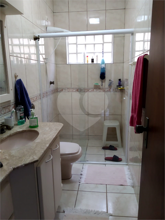 Casa térrea em Atibaia com 2 dormitório, sendo 1 suíte. Com armários embutidos.