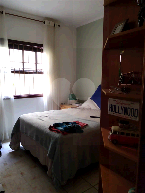 Casa térrea em Atibaia com 2 dormitório, sendo 1 suíte. Com armários embutidos.
