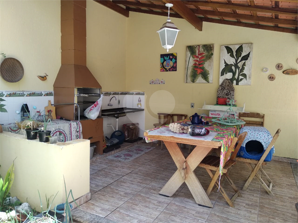 Casa térrea em Atibaia com 2 dormitório, sendo 1 suíte. Com armários embutidos.
