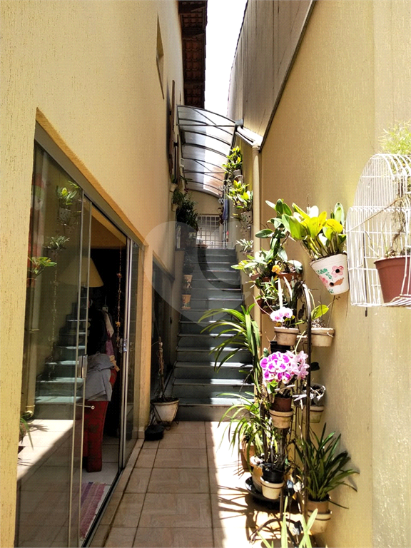 Casa térrea em Atibaia com 2 dormitório, sendo 1 suíte. Com armários embutidos.