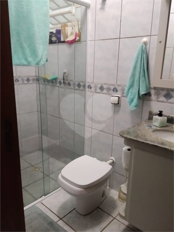 Casa térrea em Atibaia com 2 dormitório, sendo 1 suíte. Com armários embutidos.