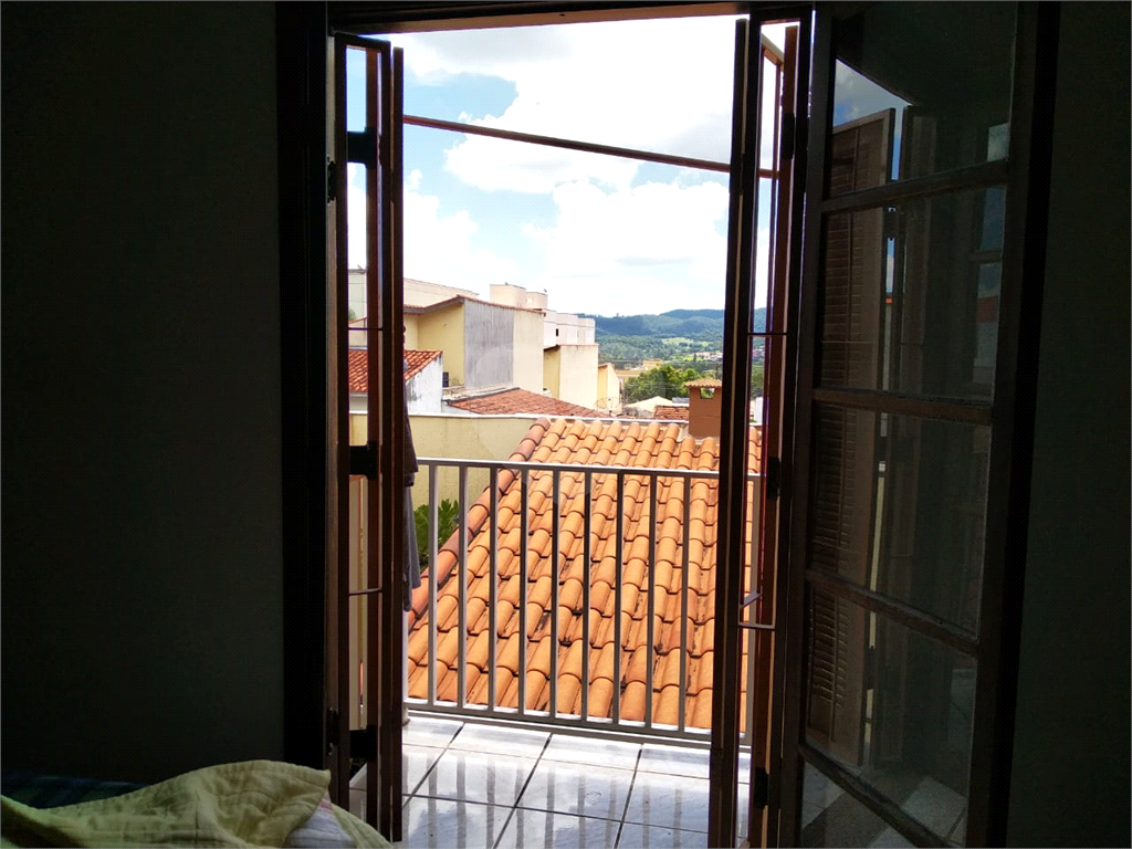 Casa térrea em Atibaia com 2 dormitório, sendo 1 suíte. Com armários embutidos.