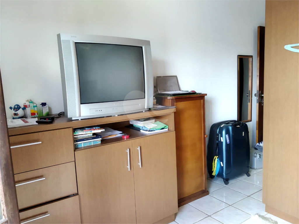 Casa térrea em Atibaia com 2 dormitório, sendo 1 suíte. Com armários embutidos.