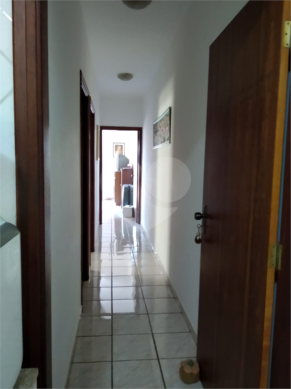 Casa térrea em Atibaia com 2 dormitório, sendo 1 suíte. Com armários embutidos.