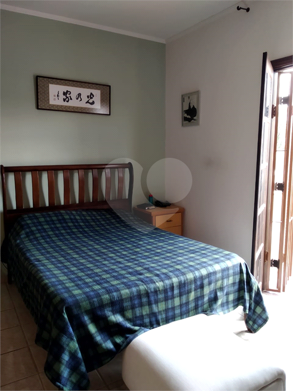 Casa térrea em Atibaia com 2 dormitório, sendo 1 suíte. Com armários embutidos.