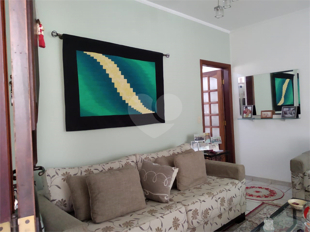 Casa térrea em Atibaia com 2 dormitório, sendo 1 suíte. Com armários embutidos.